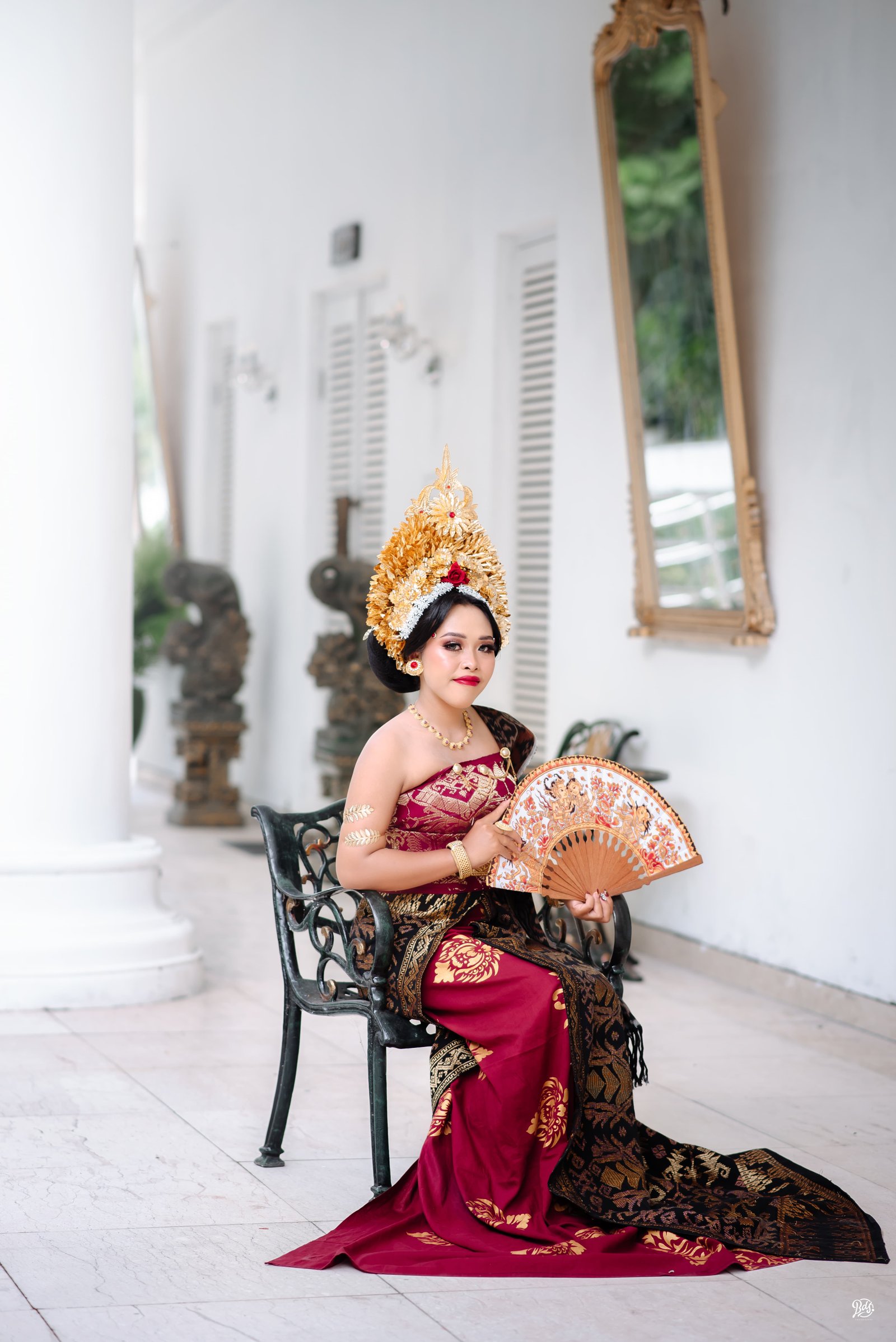 Potret duduk pengantin wanita dengan kipas