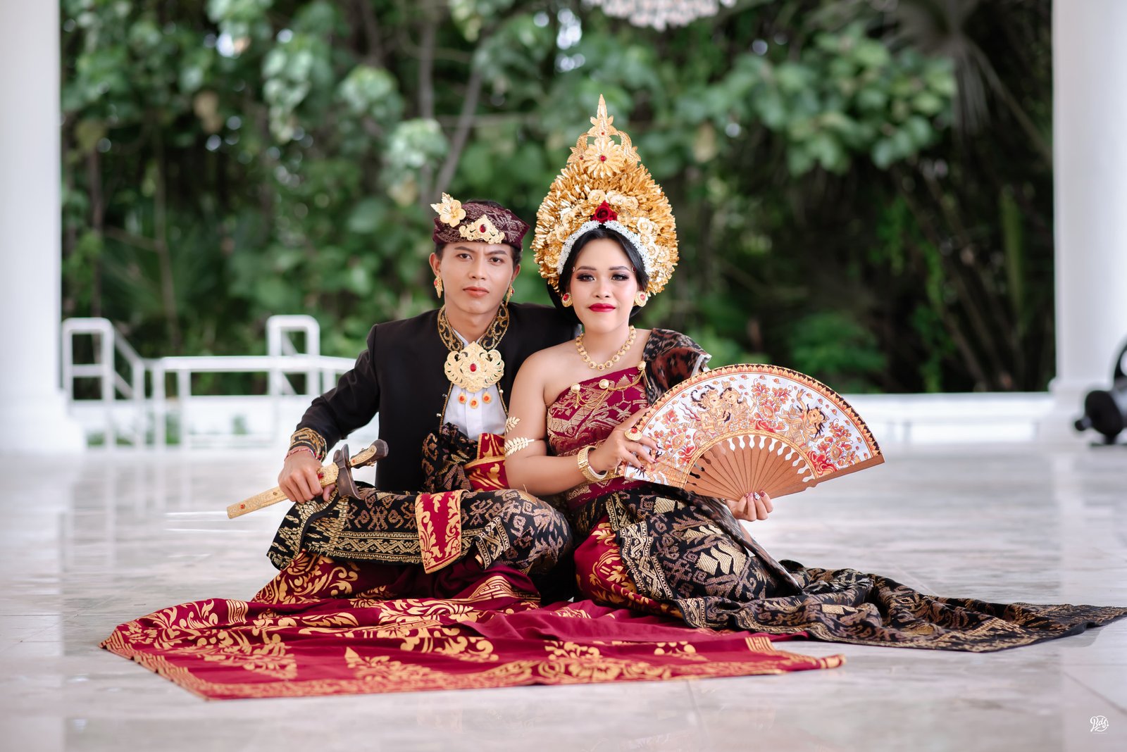 Pasangan pengantin Bali duduk bersama